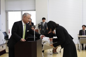 s_6.緑川理事長から記念品贈呈