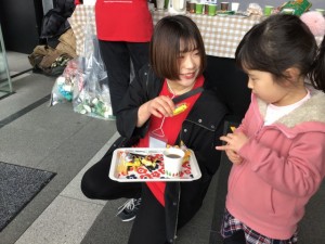 08カフェでは留学生出身国のお菓子を添えました